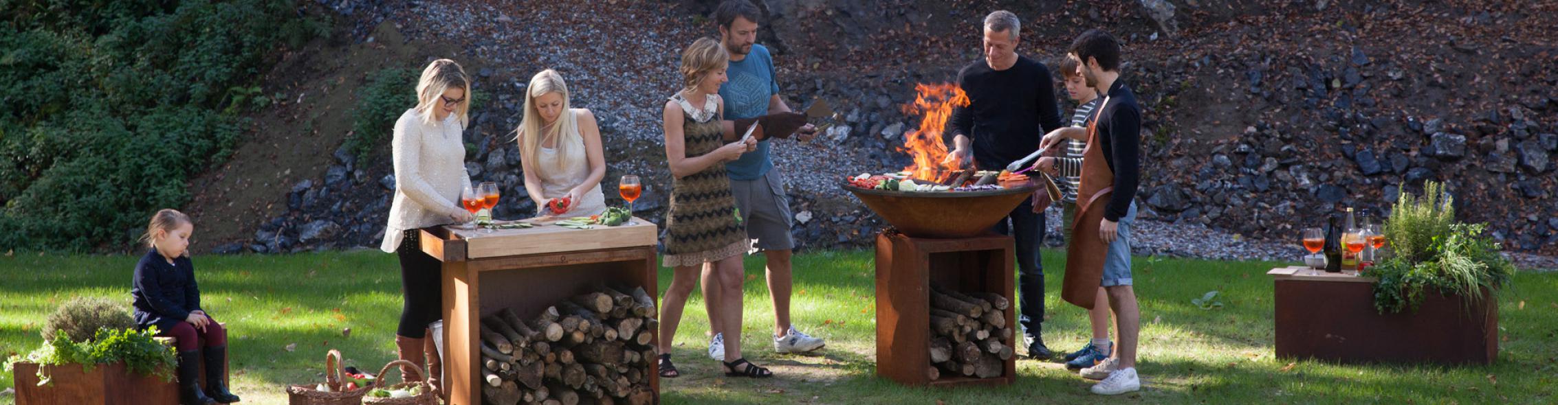 Préparation et cuisson d'aliments sur les meubles Ofyr et un brasero plancha Ofyr en acier corten